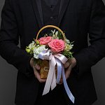 Композиция в корзине из роз и альстромерий "Цветочный комплимент" 